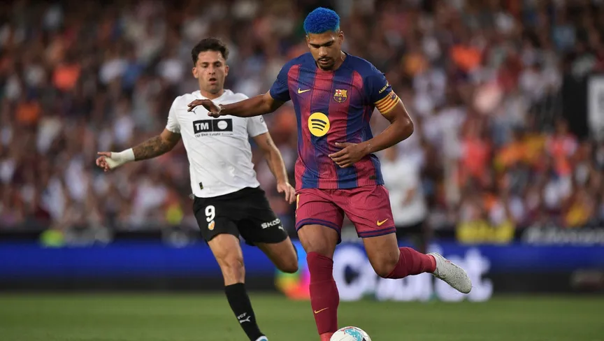فالنسيا يهزم برشلونة 3-1 في مباراة مثيرة بالدوري الإسباني