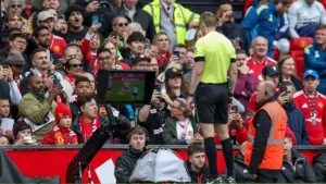 نيفيل يهاجم VAR: التقنية تفقد مصداقيتها في أولد ترافورد