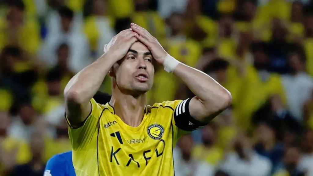 رونالدو ينهار حزنًا بعد تعادل النصر مع الهلال في اللحظات الأخيرة