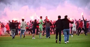جماهير سلافيا براغ تقتحم الملعب وتوقف المباراة في التشيك