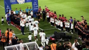 الخلود يكرم الأهلي السعودي بممر شرفي رغم رفض النصر