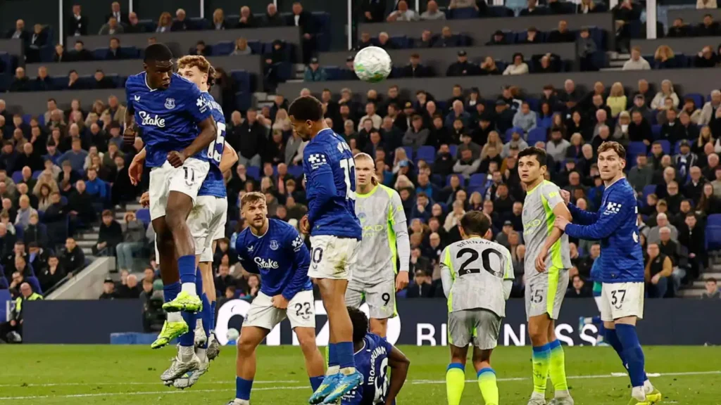 إيفرتون يتعادل مع السيتي ويمنح آرسنال صدارة الدوري.