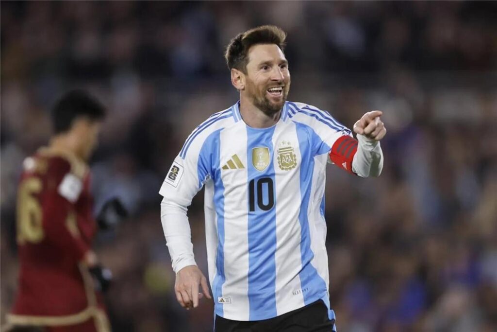 سكالوني يوضح حالة ميسي الصحية ويطمئن قبل كأس العالم