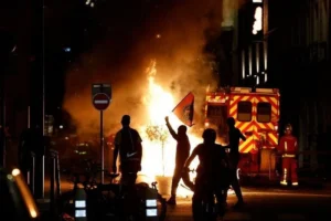 فرنسا تعتقل 890 شخصًا بعد شغب احتفالات سان جيرمان