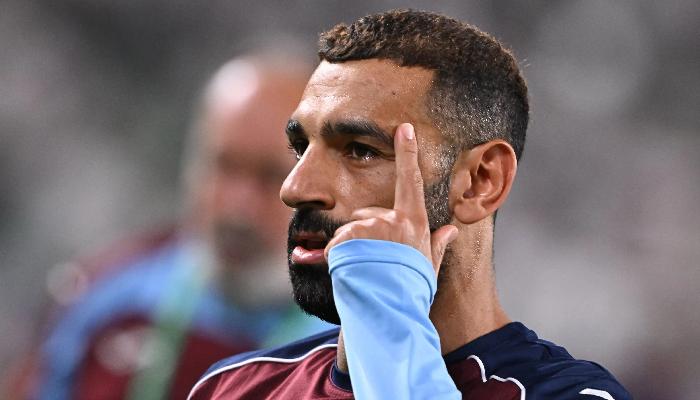 محمد صلاح ينضم لقائمة تاريخية بعد تسجيل هاتريك في غلطة سراي