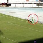 احتجاجاً على الحكم.. حارس مرمى يقف متفرجاً أمام ركلة جزاء (فيديو)