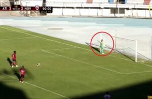 احتجاجاً على الحكم.. حارس مرمى يقف متفرجاً أمام ركلة جزاء (فيديو)