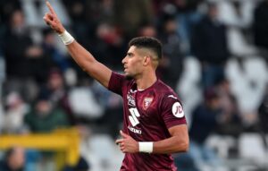 آدم ماسينا يقترب من العودة للملاعب الإيطالية عبر بوابة نادي أريزو
