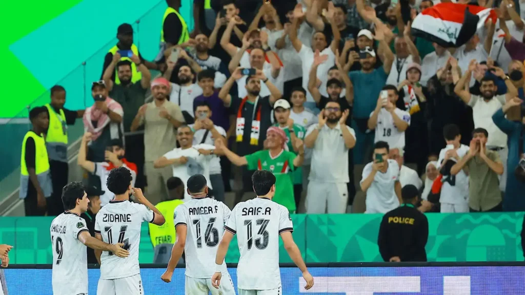 أيمن حسين يتدخل لإنهاء مشادة بين لاعبي العراق والكويت عقب المباراة