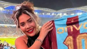 محمد صلاح يهدي قميصه لمشجعة إنجليزية عقب هاتريك في الدوري التركي