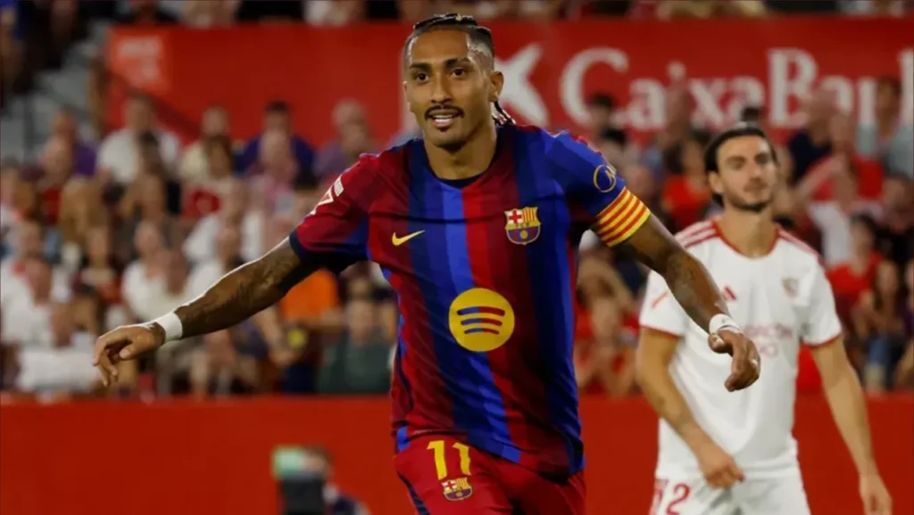 رافينيا يقود برشلونة للفوز على إشبيلية بثلاثية في الدوري الإسباني