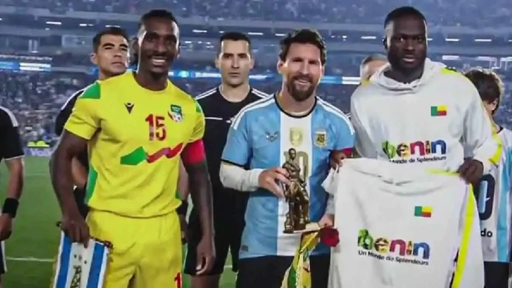قائد منتخب بنين يهدي ميسي مجسم تمثال الأمازونة في مباراته الأخيرة