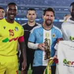 قائد منتخب بنين يهدي ميسي مجسم تمثال الأمازونة في مباراته الأخيرة