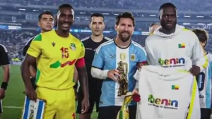 قائد منتخب بنين يهدي ميسي مجسم تمثال الأمازونة في مباراته الأخيرة