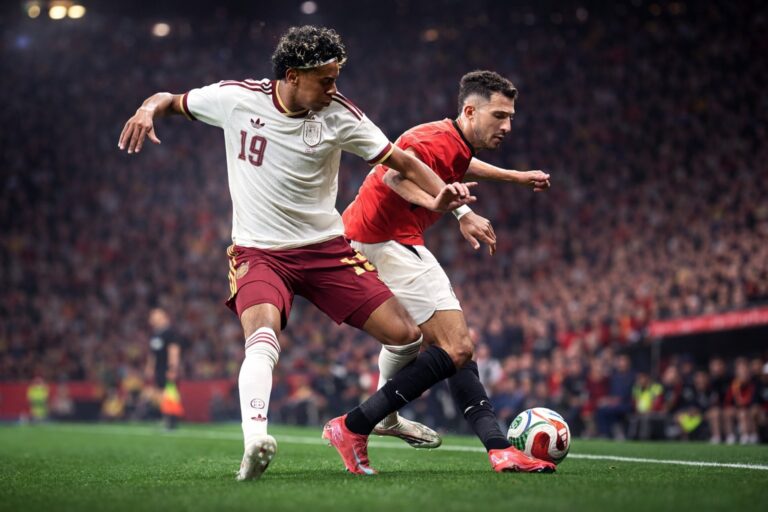 فيفا يغرم الاتحاد الإسباني بسبب هتافات معادية للإسلام ضد مصر