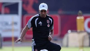 تقارير صحفية تؤكد تصاعد خلافات لاعبي الأهلي مع المدرب الحسين عموتة