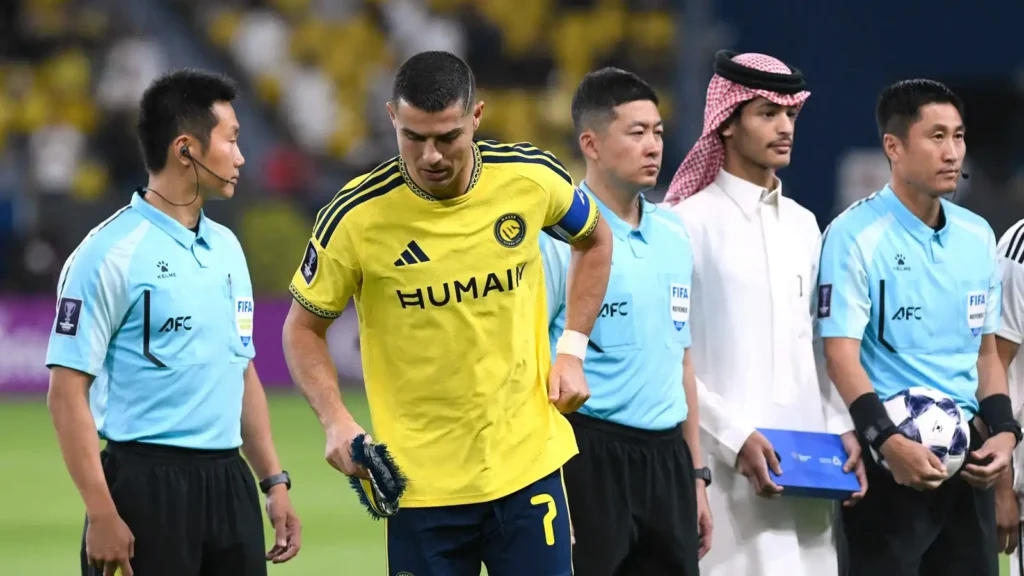 الحكم الصيني ما نينغ يوبخ جواو فيليكس في مواجهة النصر ونيفتشي