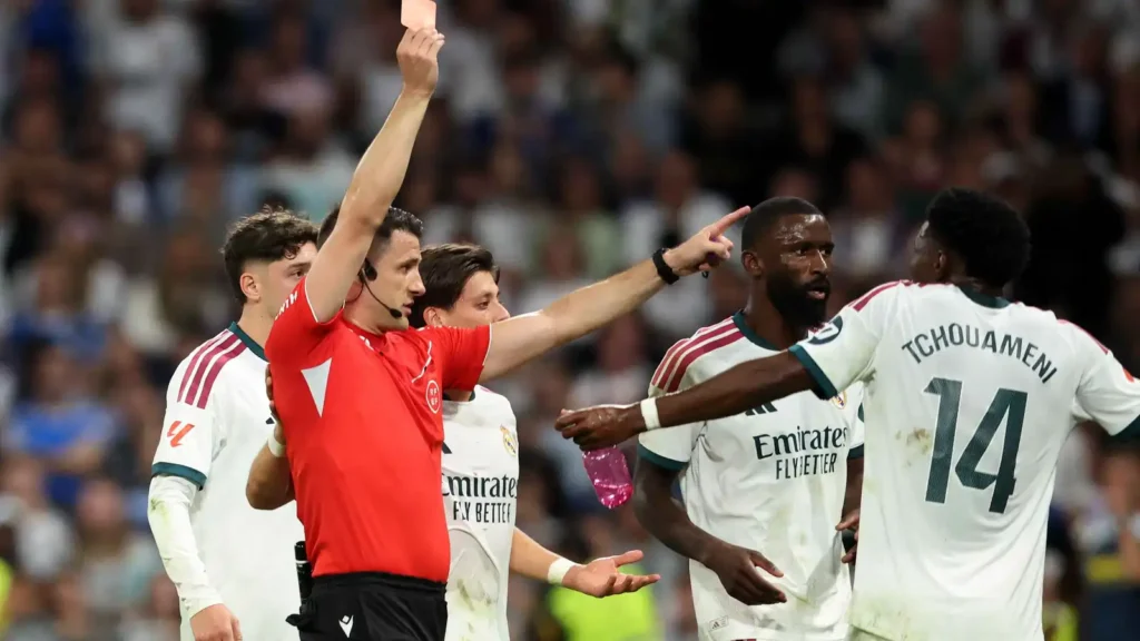 موقع تقييم تحكيمي يمنح حكم مواجهة ريال مدريد وفياريال درجة 1.5