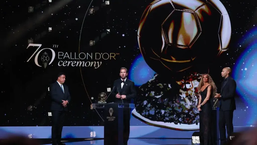 هاري كين يتوج بالكرة الذهبية لعام 2026 ويامال ومبابي يبديان تأثرهما