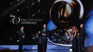 هاري كين يتوج بالكرة الذهبية لعام 2026 ويامال ومبابي يبديان تأثرهما