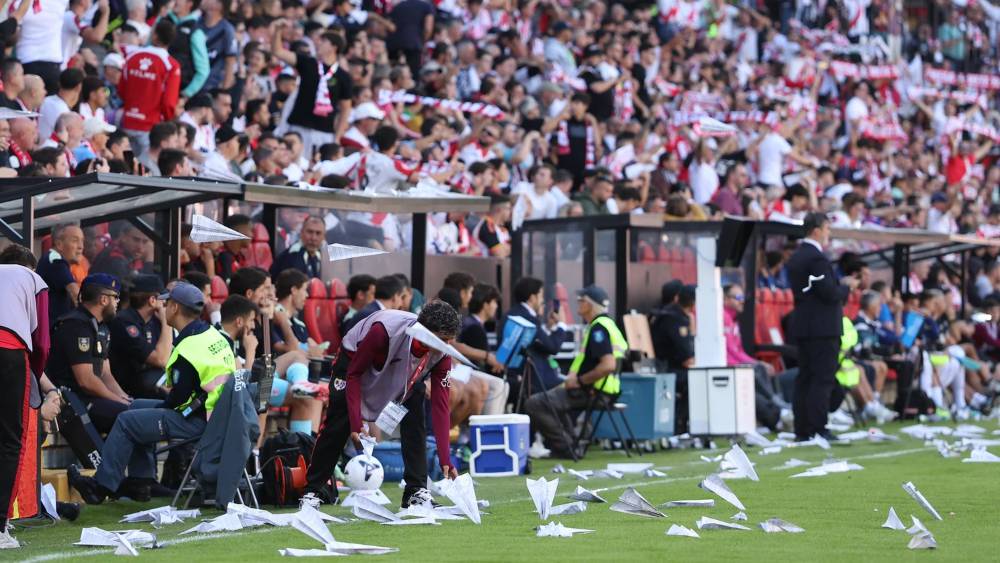 الحكم ينهي مباراة رايو فاييكانو وأتلتيك بلباو بسبب احتجاجات الجماهير