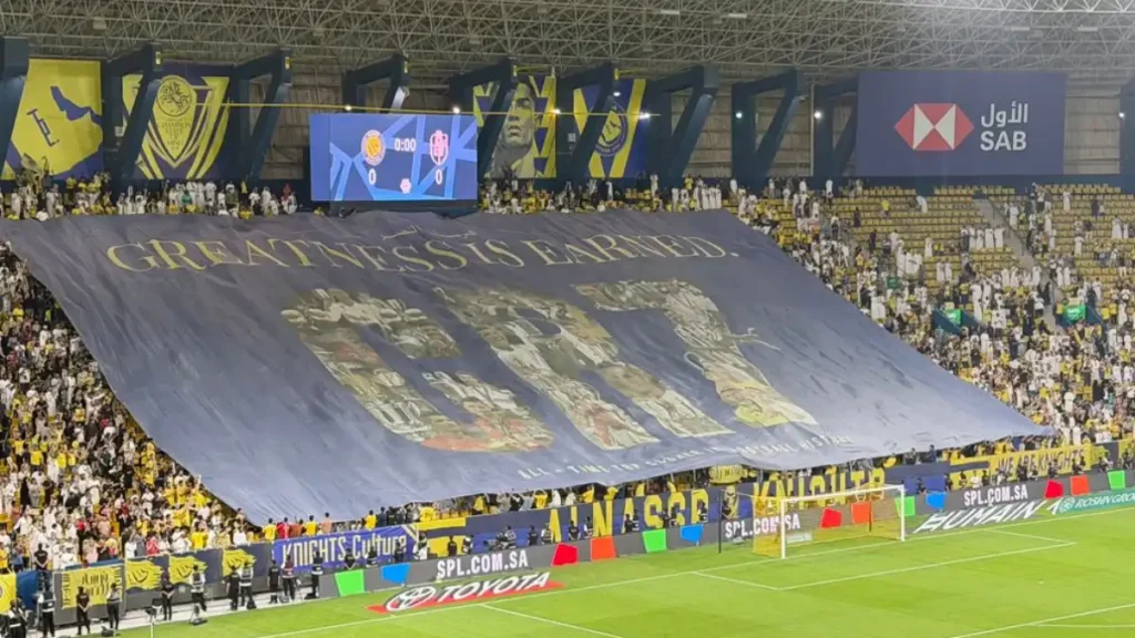 جماهير النصر تدعم كريستيانو رونالدو بلافتة خاصة قبل مواجهة الدرعية