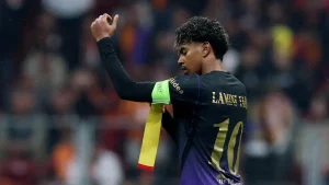 مطعم مغربي في برشلونة يعرض مقتنيات اللاعب لامين يامال