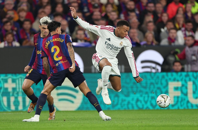مبابي يقود ريال مدريد للفوز على برشلونة في كلاسيكو الدوري الإسباني