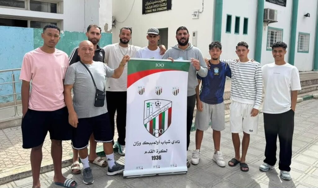 لاعبو وأطر شباب أولمبيك وزان يحتجون أمام الباشوية للمطالبة بحلول عاجلة
