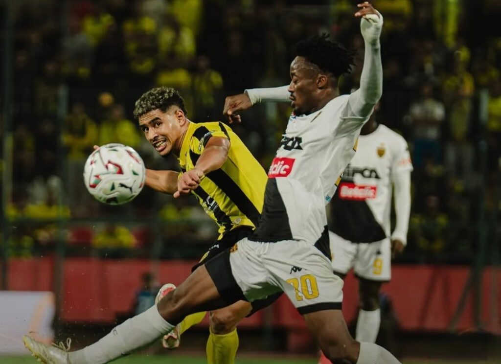 المغرب الفاسي يراسل "الكاف" احتجاجاً على التحكيم في مباراة أسيك ميموزا