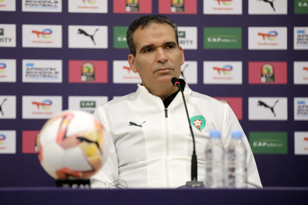 هشام الدكيك يقود المنتخب المغربي لكرة القدم داخل القاعة نحو الريادة العالمية