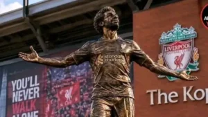 حقيقة صورة تمثال محمد صلاح الذهبي أمام ملعب أنفيلد