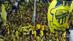 لقطات إلقاء مقذوفات من المدرجات في كلاسيكو الهلال والاتحاد