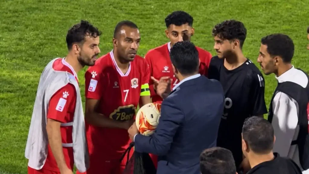 مسؤول في الدوري الأردني يمنع لاعبًا من استلام كرة المباراة