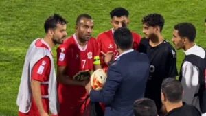 مسؤول في الدوري الأردني يمنع لاعبًا من استلام كرة المباراة