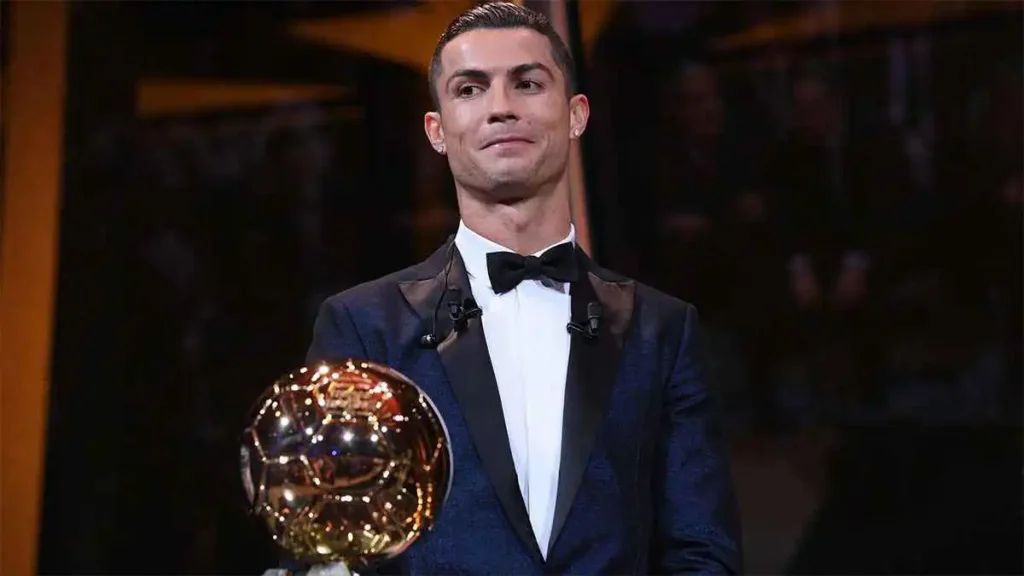 كريستيانو رونالدو ينهي قطيعته مع «فرانس فوتبول» بتفاعل مفاجئ
