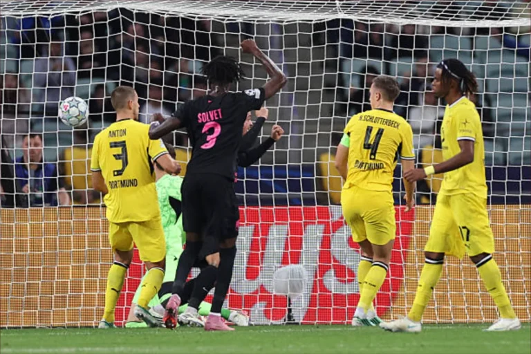غيراسي يقود بوروسيا دورتموند لفوز ثمين على صباح باكو الأذربيجاني