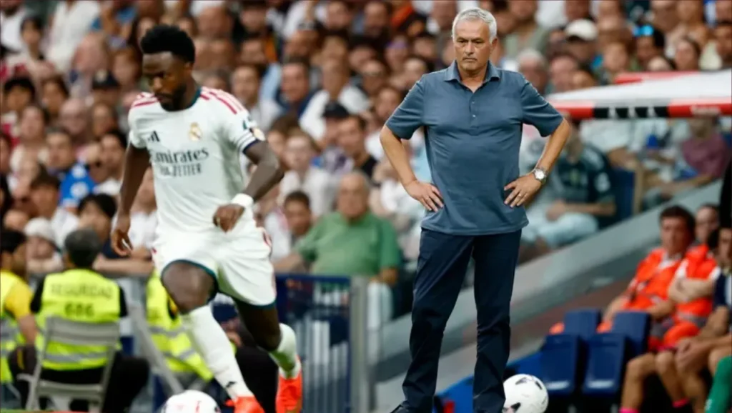 مورينيو يطالب جماهير ريال مدريد بدعم فينيسيوس لتجاوز تراجع مستواه