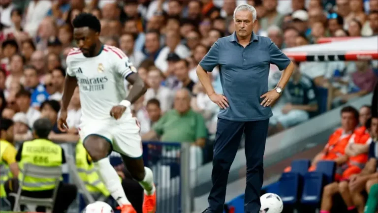 مورينيو يطالب جماهير ريال مدريد بدعم فينيسيوس لتجاوز تراجع مستواه