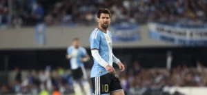 ليونيل ميسي يعلن اعتزاله الدولي رسميًا بعد مسيرة استمرت 21 عامًا