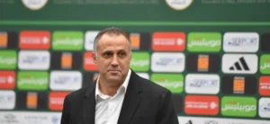 حمداني يستعين بمدافعي الدوري الجزائري لحل أزمة الخط الخلفي