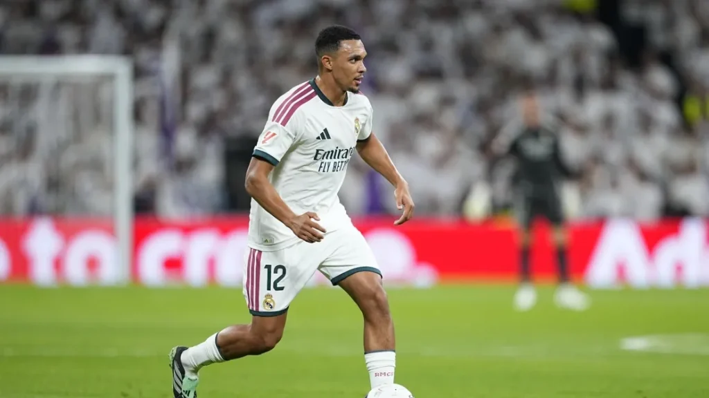 ليفربول يستبعد خيار استعادة أرنولد بعد تعثر تجربته مع ريال مدريد