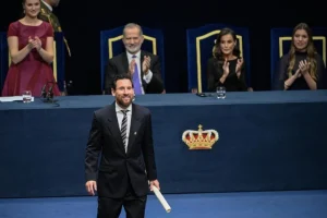 ليونيل ميسي يتسلم جائزة أميرة أستورياس للرياضة في إسبانيا