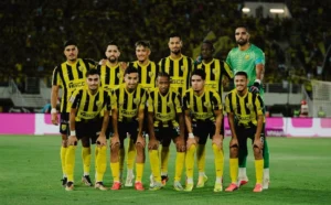 الكاف يحدد ملعب وطاقم تحكيم مباراة المغرب الفاسي وأسيك ميموزا