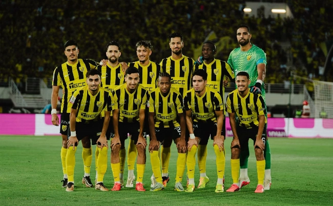 الكاف يحدد ملعب وطاقم تحكيم مباراة المغرب الفاسي وأسيك ميموزا